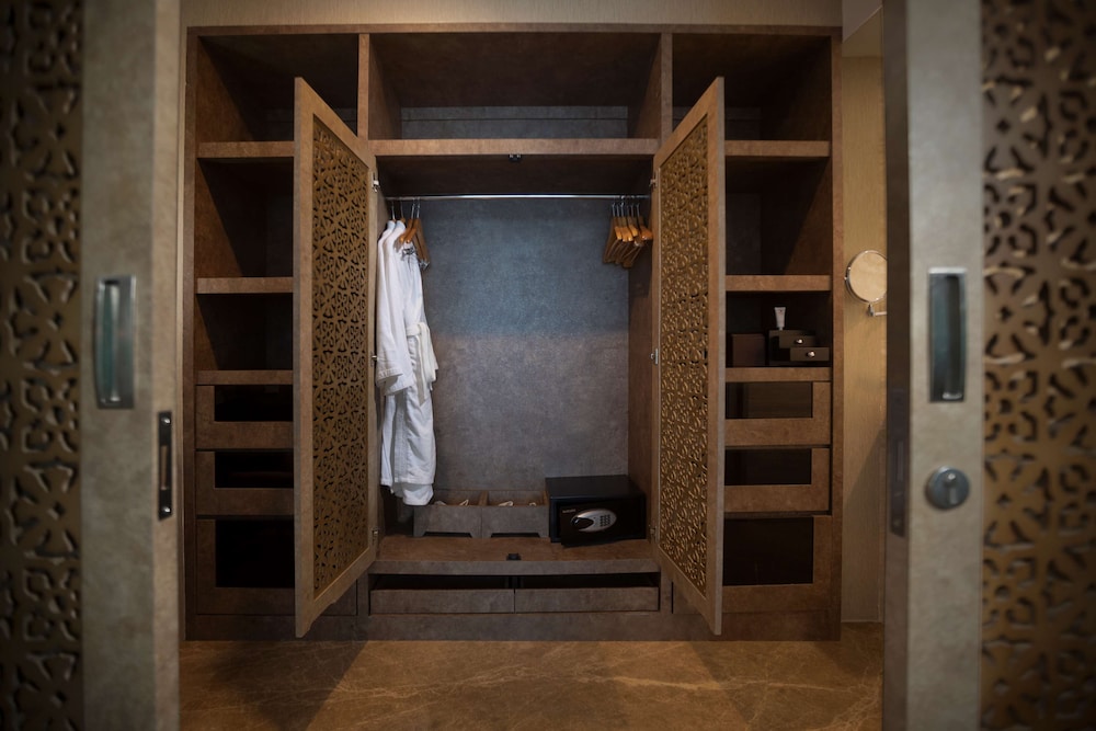 Suite, 1 King Bed, Non Smoking (Minister)
