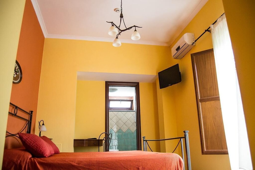 Basic Double Room, 1 Double Bed - Photo 1