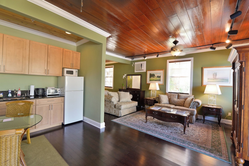 Palmer Suite, 1 King Bed, Accessible, Kitchen photo 3