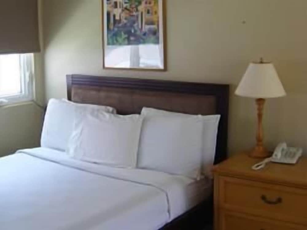 Standard Room, 1 Queen Bed photo 3