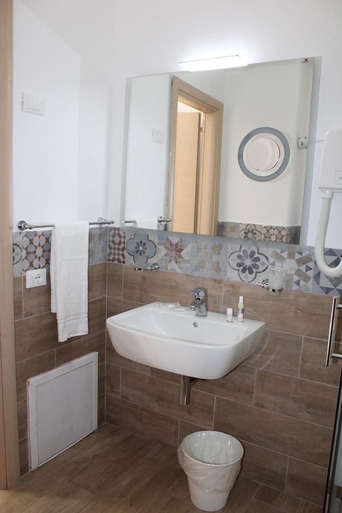 Standard Room, 1 Queen Bed, Non Smoking, Balcony (Converts to 2 Twin Beds) - Photo 5