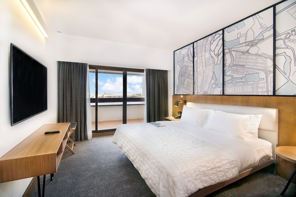 Deluxe Room, 1 King Bed, Resort View (Balcony) photo 3