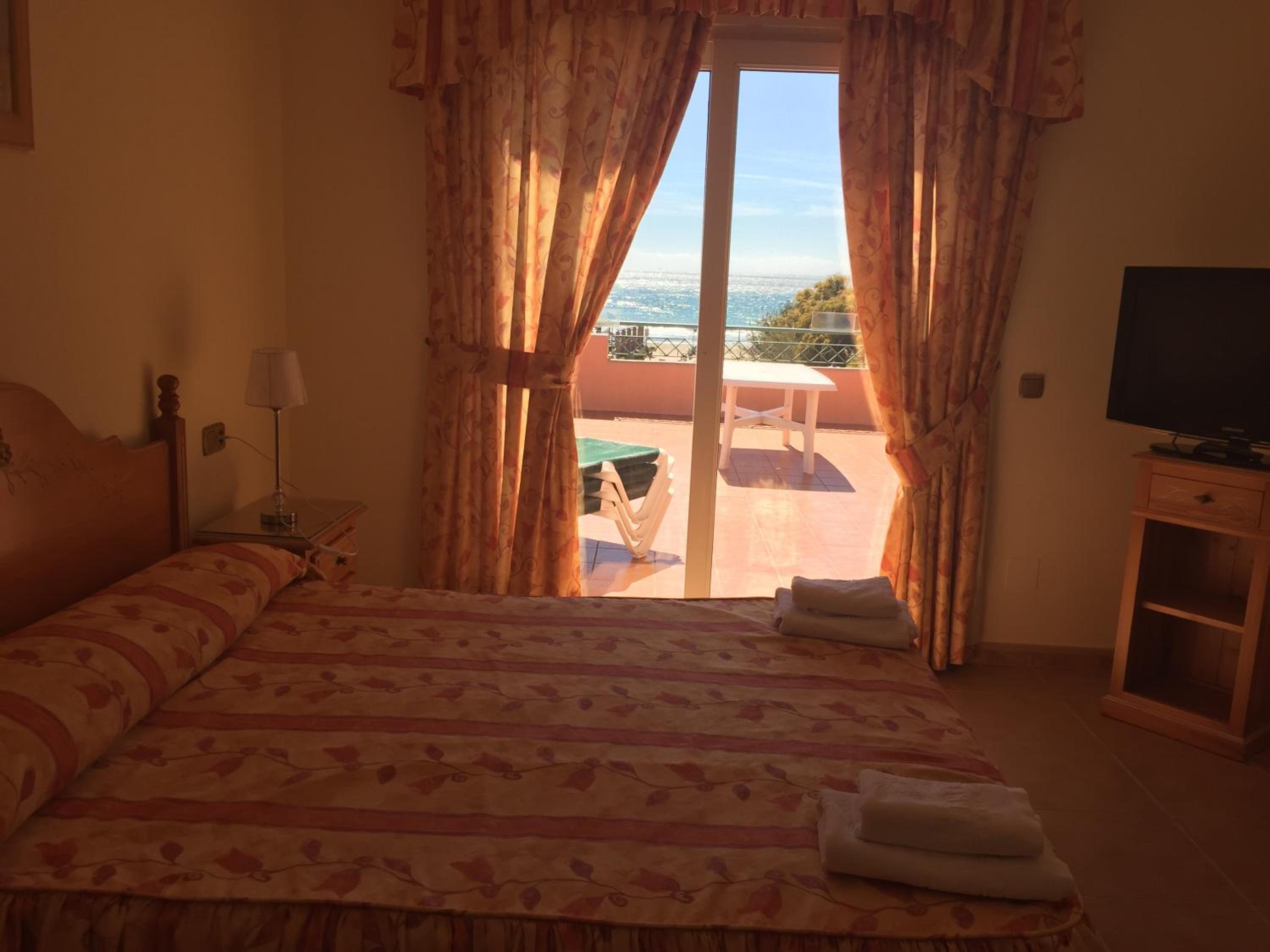 Three-Bedroom Apartment - Penthouse with Sea Views photo 2