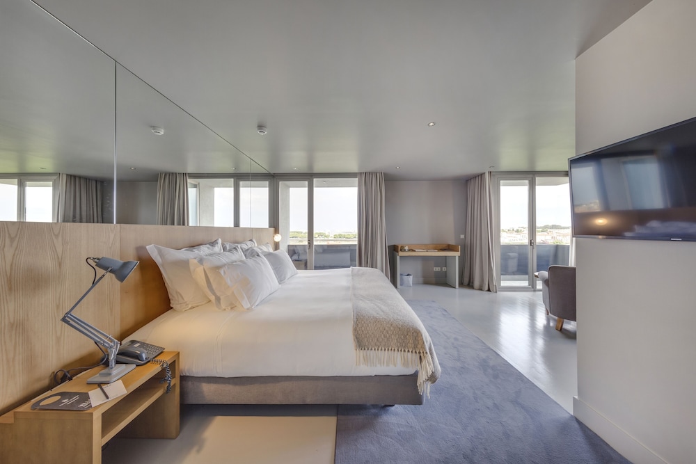 Suite - Photo 1