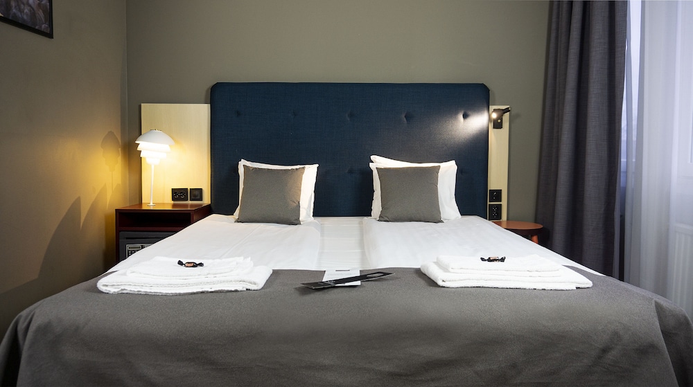 Deluxe Room, 1 King Bed photo 2