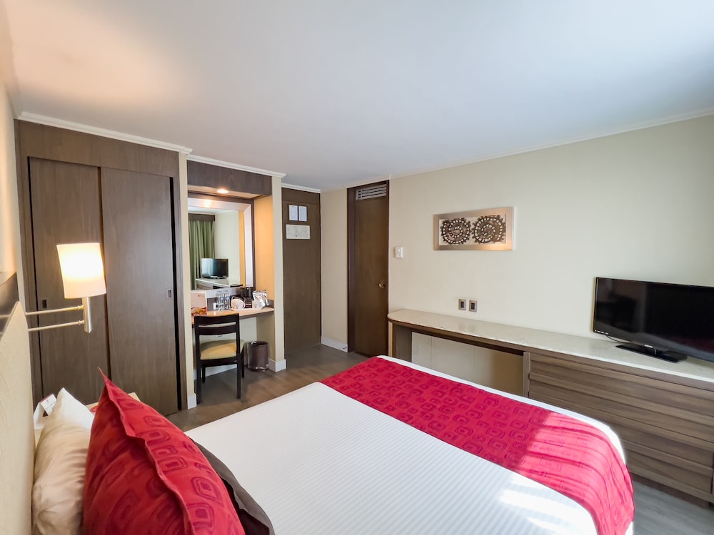 Deluxe Room, 1 King Bed photo 2
