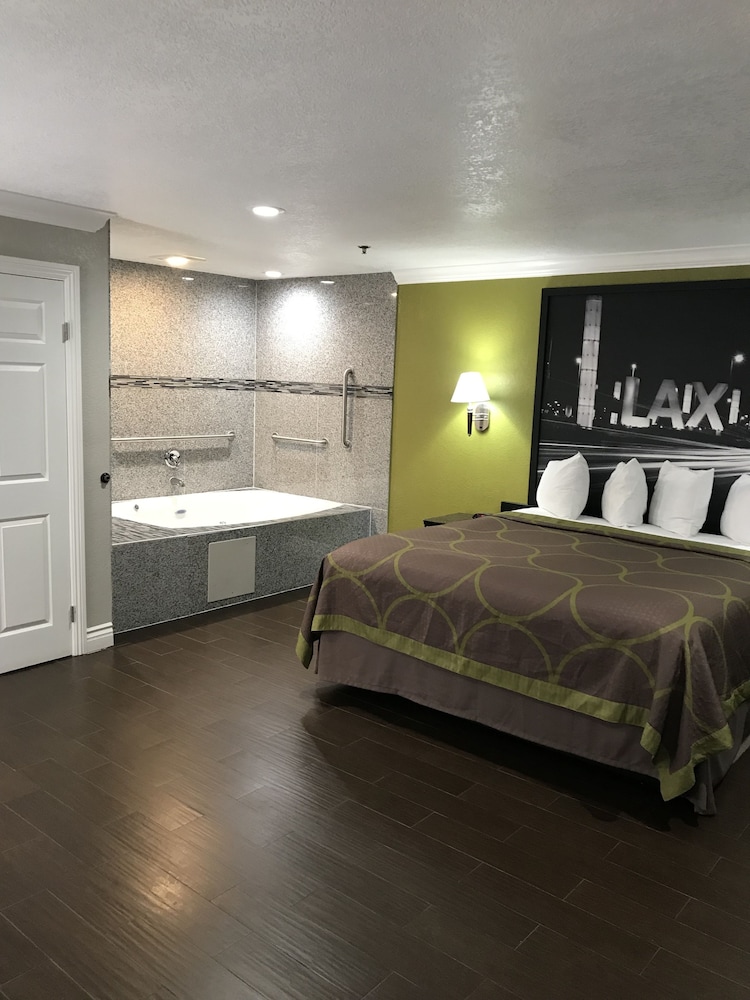 Studio Suite, 1 King Bed, Non Smoking - Photo 5