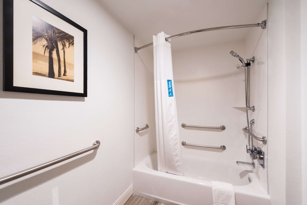 Room, 1 King Bed, Accessible, Marina View (Bathtub) - Photo 3