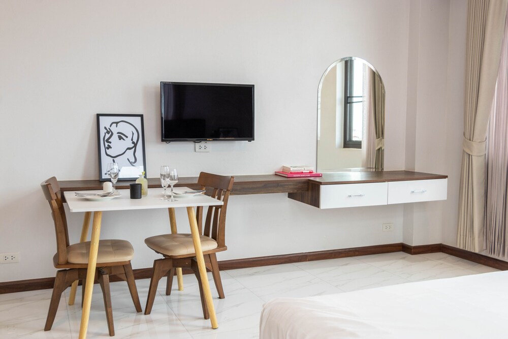 Deluxe Room, City View - Photo 2