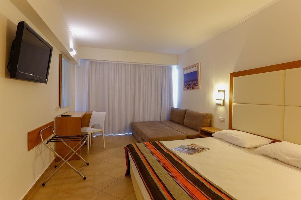 Double Room (2 Adults + 2 Children) photo 2