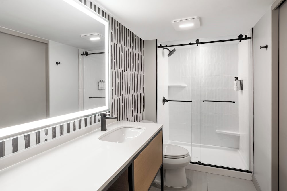 Suite, 2 Queen Beds (Extra Floor Space) thumbnail 5