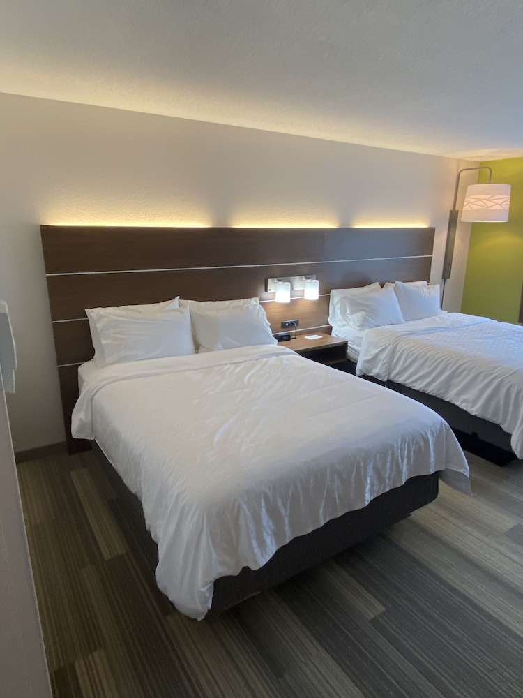 Standard Room, 2 Queen Beds, Non Smoking - Photo 2