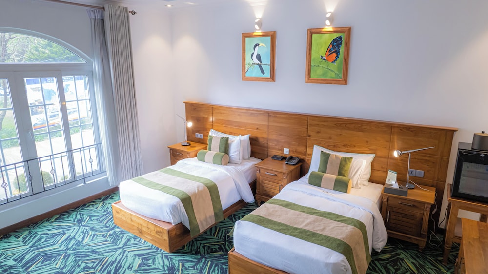 Basic Twin Room, 2 Twin Beds photo 3