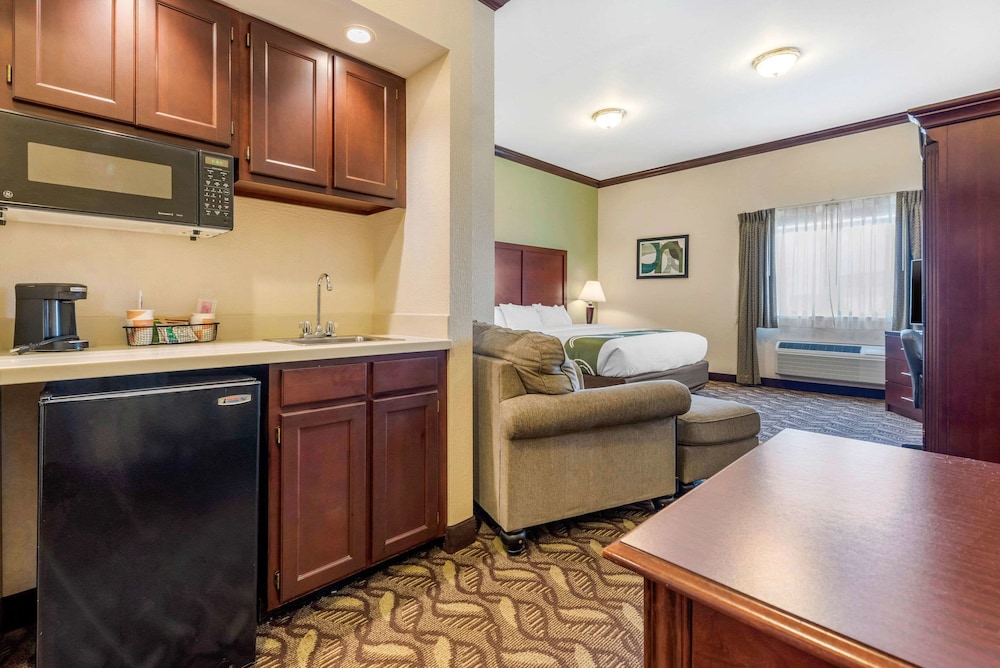 Efficiency Suite Nonsmoking, Hot Tub (NO PETS) photo 1