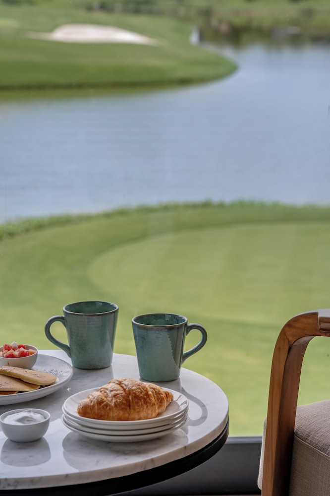 Zuper DeluxZ Golf-View Balcony Room - Photo 3