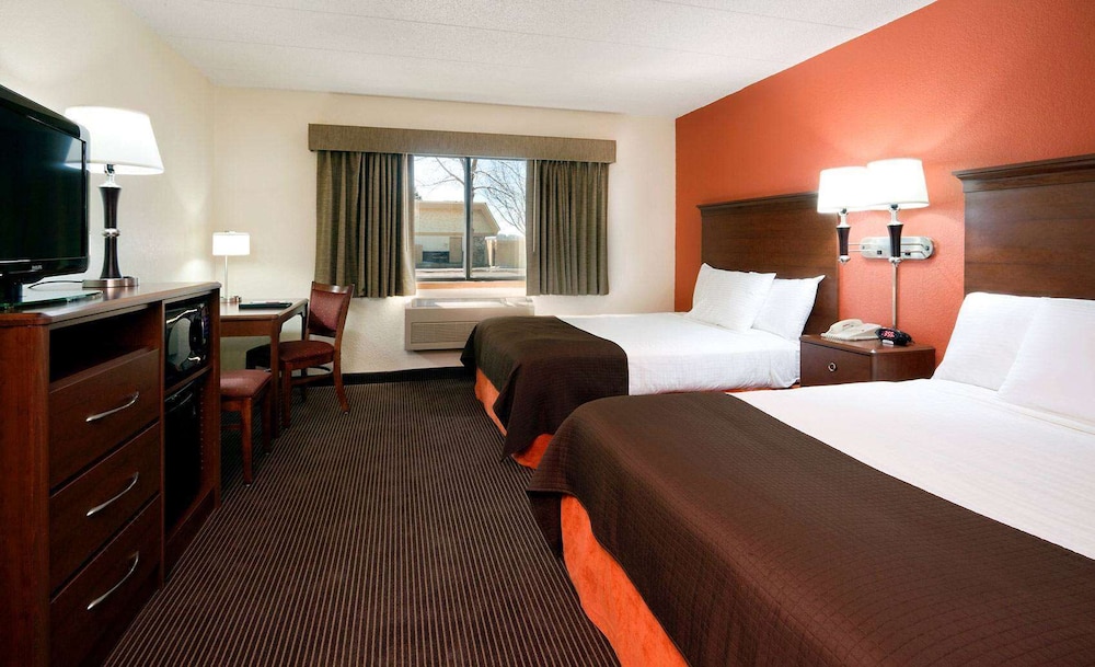 Luxury Room, 2 Queen Beds, Non Smoking, Lake View photo 1