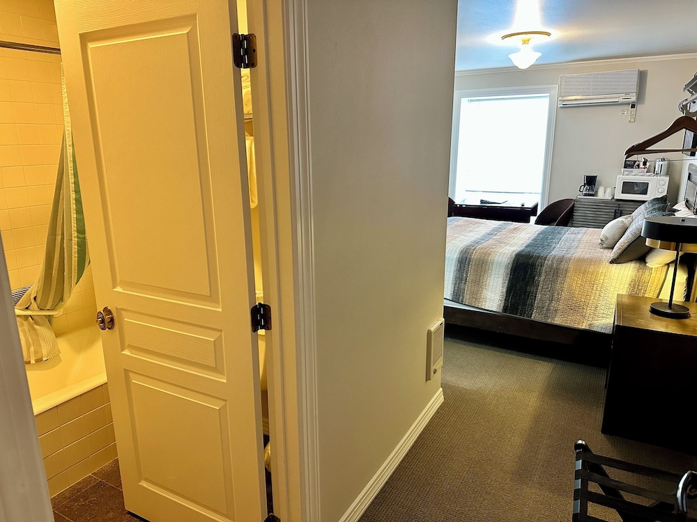 Standard Room, 1 Queen Bed