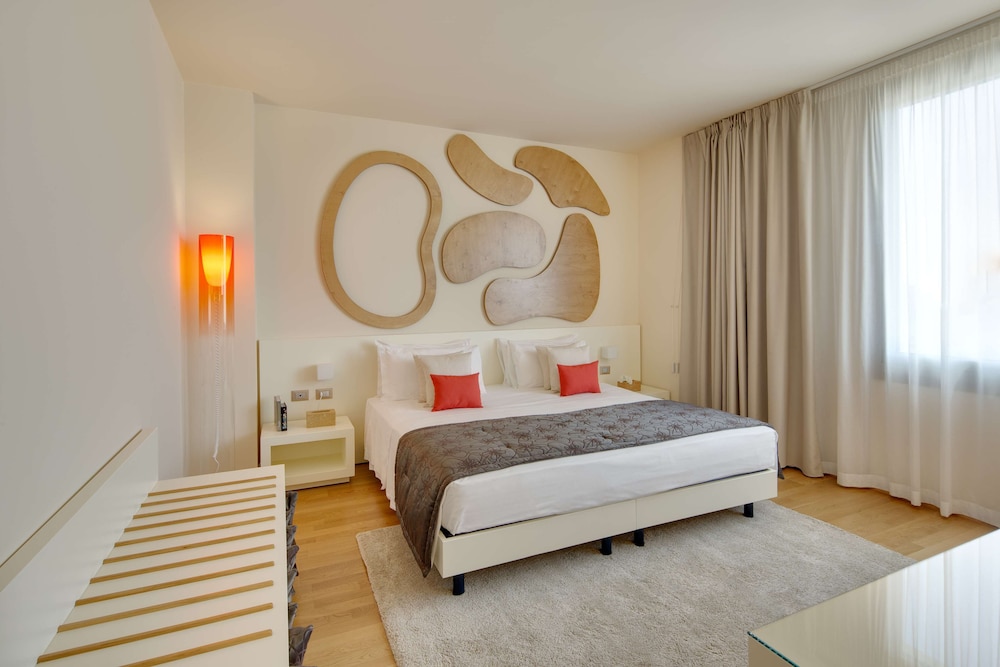 Junior Suite, 1 King Bed (Living Room) - Photo 2