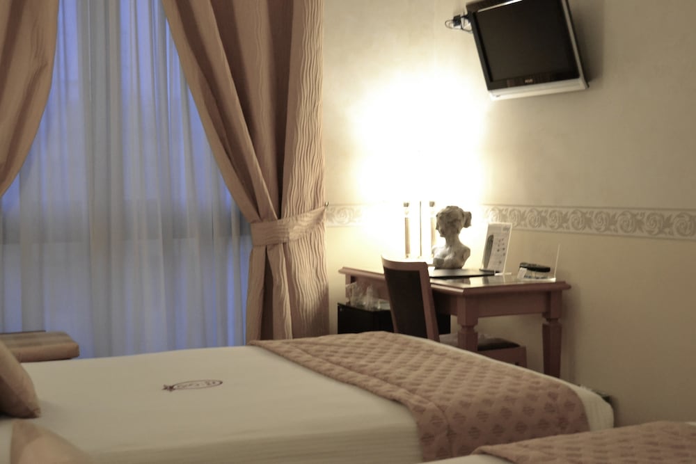 Deluxe Double or Twin Room - Photo 7