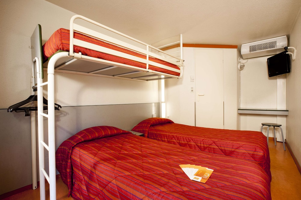 Standard Room, 3 Twin Beds - Photo 6