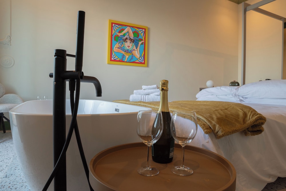 Room, 1 King Bed, Balcony, Sea View photo 1