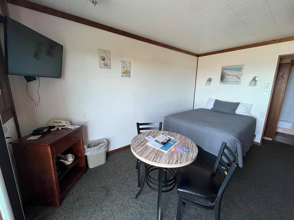 Basic Single Room, 1 Double Bed, Partial Ocean View, Sea Facing