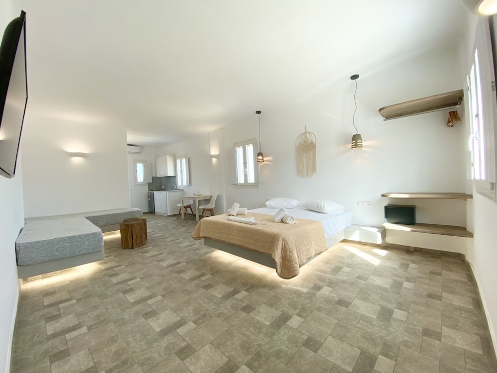 Studio Suite, Pool View photo 2