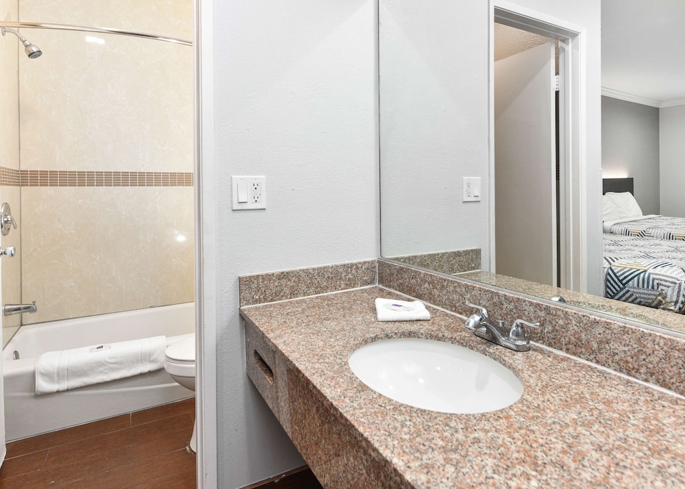 Standard Room, Multiple Beds, Non Smoking - Photo 4