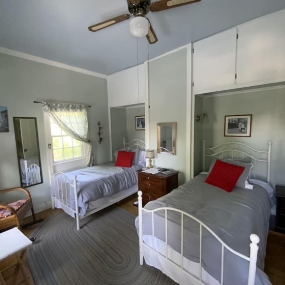 Room, 2 Twin Beds (Twin Rivers Room With Shared Bath) photo 1