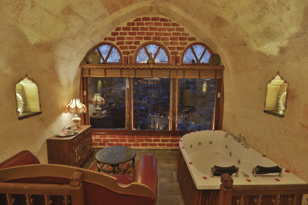 Luxury Suite, Jetted Tub, Valley View - Photo 4