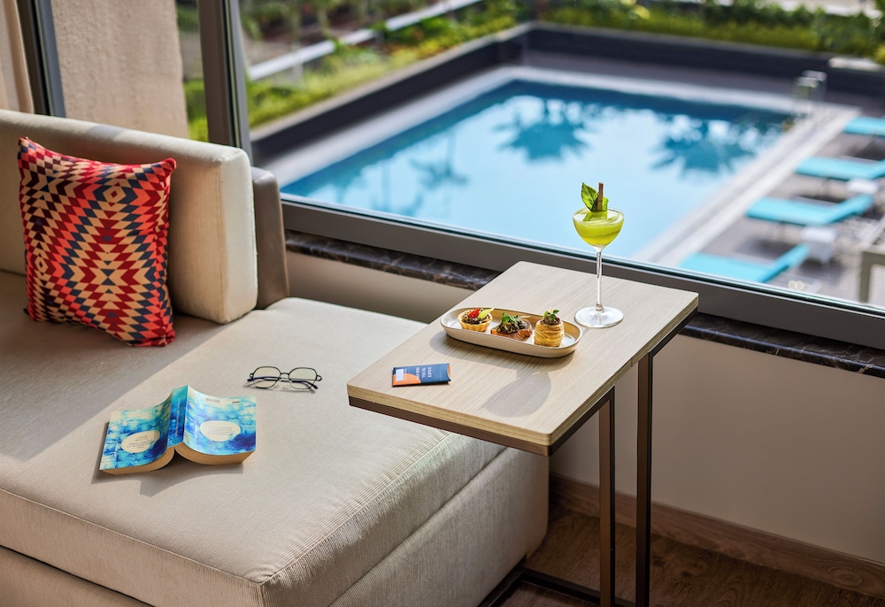 Premium Room, 1 King Bed, Pool View photo 2