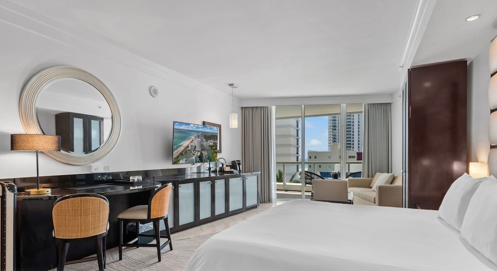 Junior Suite, 1 King Bed with Sofa bed, Balcony, Partial Ocean View