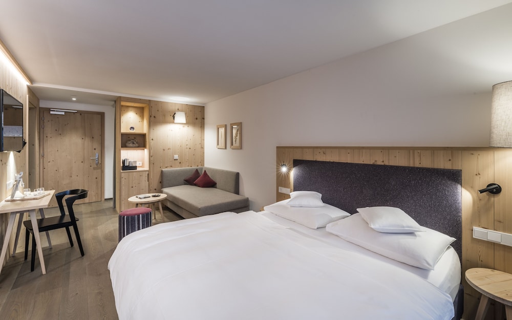 Family Suite, 1 Bedroom, Balcony, Mountain View photo 3