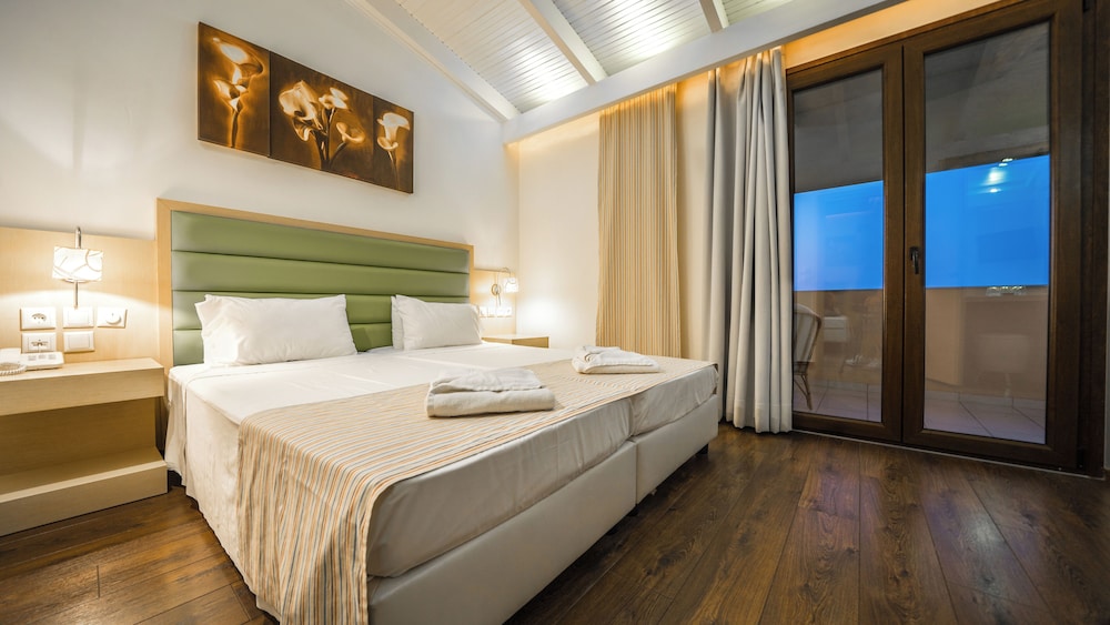 Triple Room with Panoramic Sea View thumbnail 6