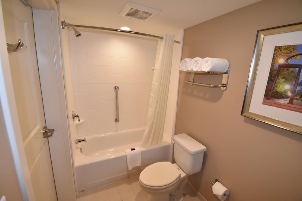 Standard Room, 2 Queen Beds, Non Smoking, Refrigerator & Microwave (Main Tower) - Photo 4