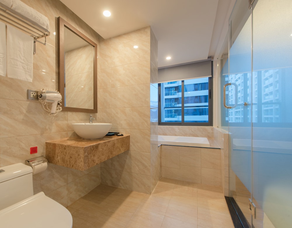Senior Deluxe Triple Room, City View photo 2