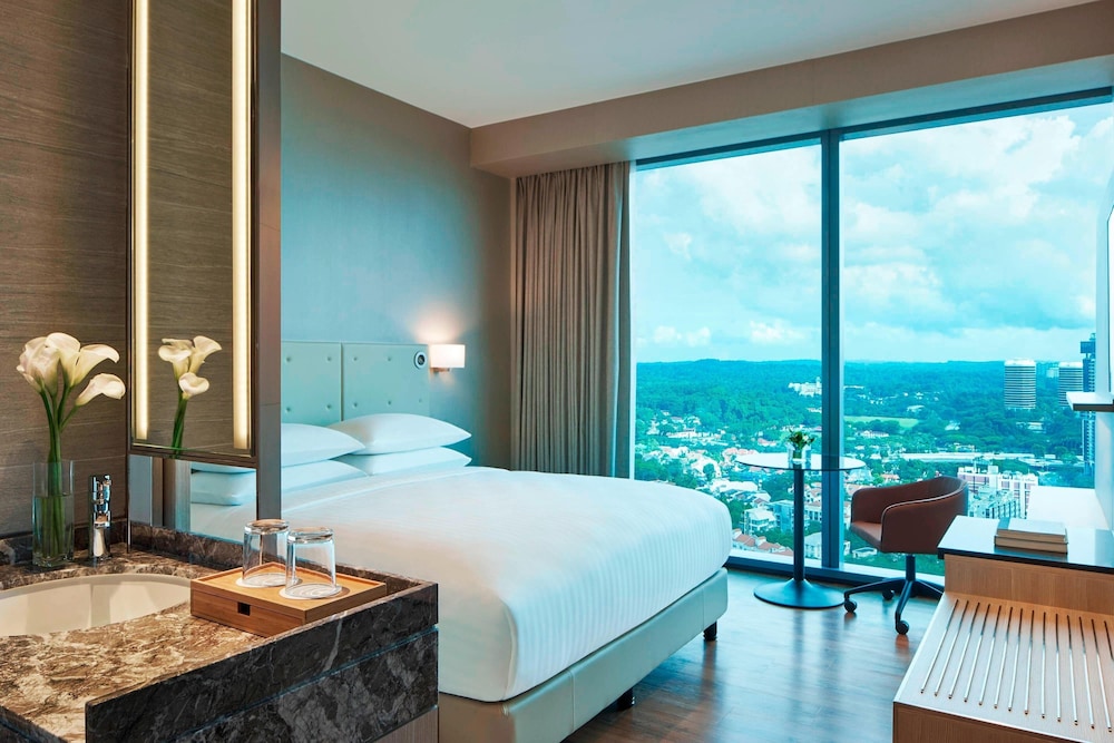 Room, 1 King Bed, Non Smoking, View thumbnail 6