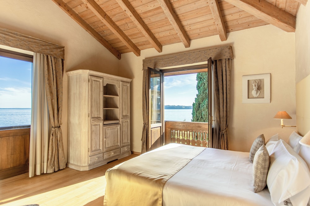 Standard partial lake view (Villa Principe)