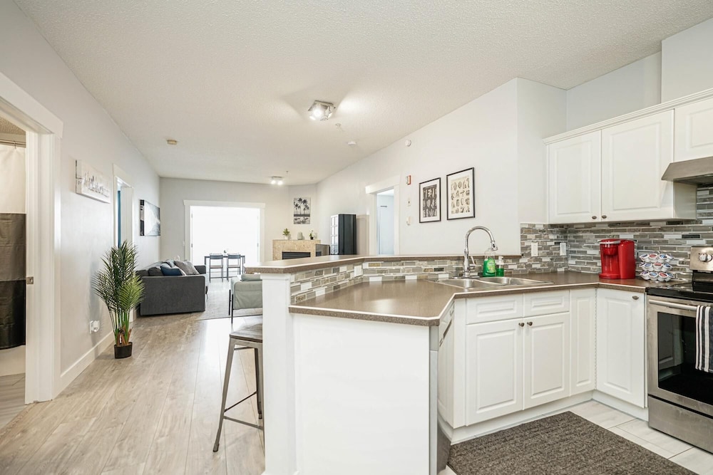 Cozy Condo w Parking Wifi Coffee - 5min2stampede, Billede 17