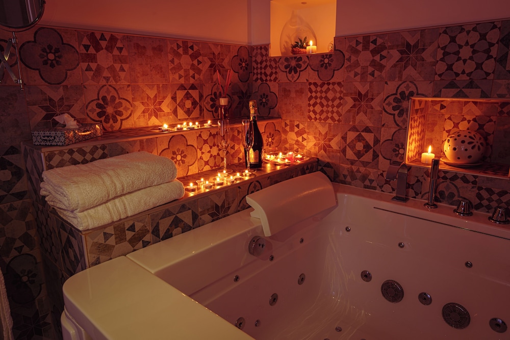 Romantic Suite, Hot Tub photo 2