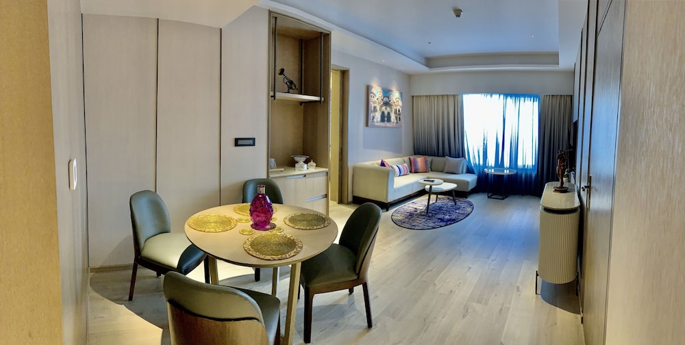 Suite, 1 King Bed, City View (07Vivanta) photo 3