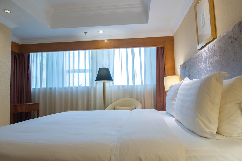 Premium Room, 1 King Bed - Photo 4