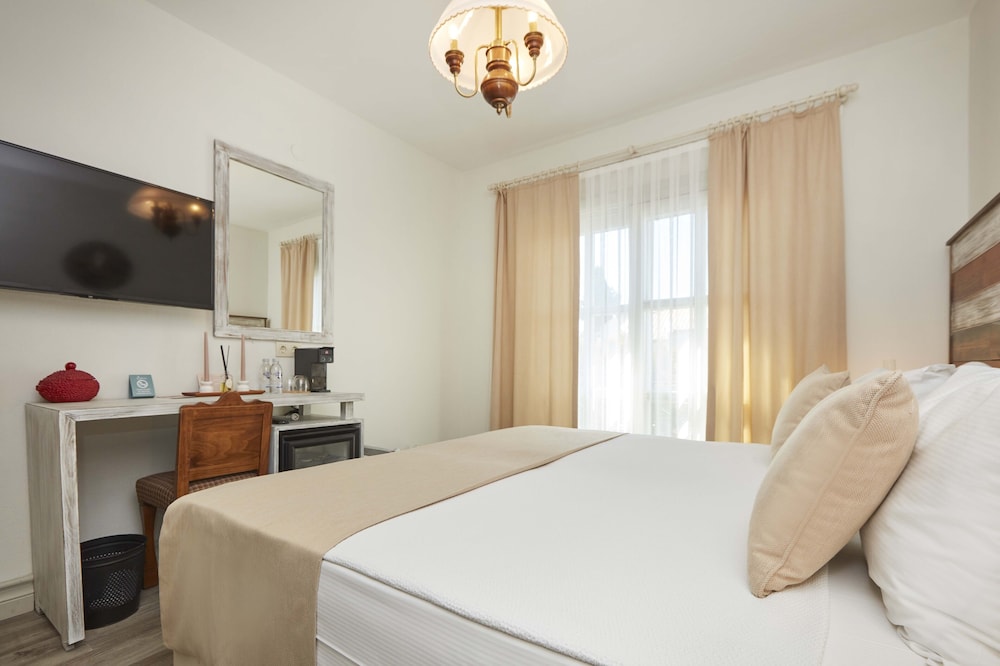 Deluxe Double Room - Photo 13