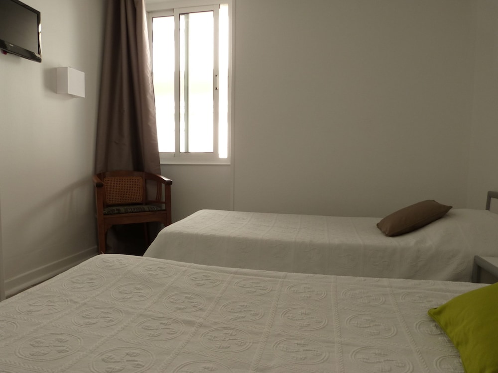Standard Twin Room - Photo 3