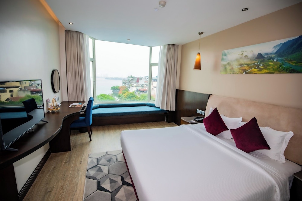 Deluxe Double Room, 1 King Bed (Partial Lake View) photo 2