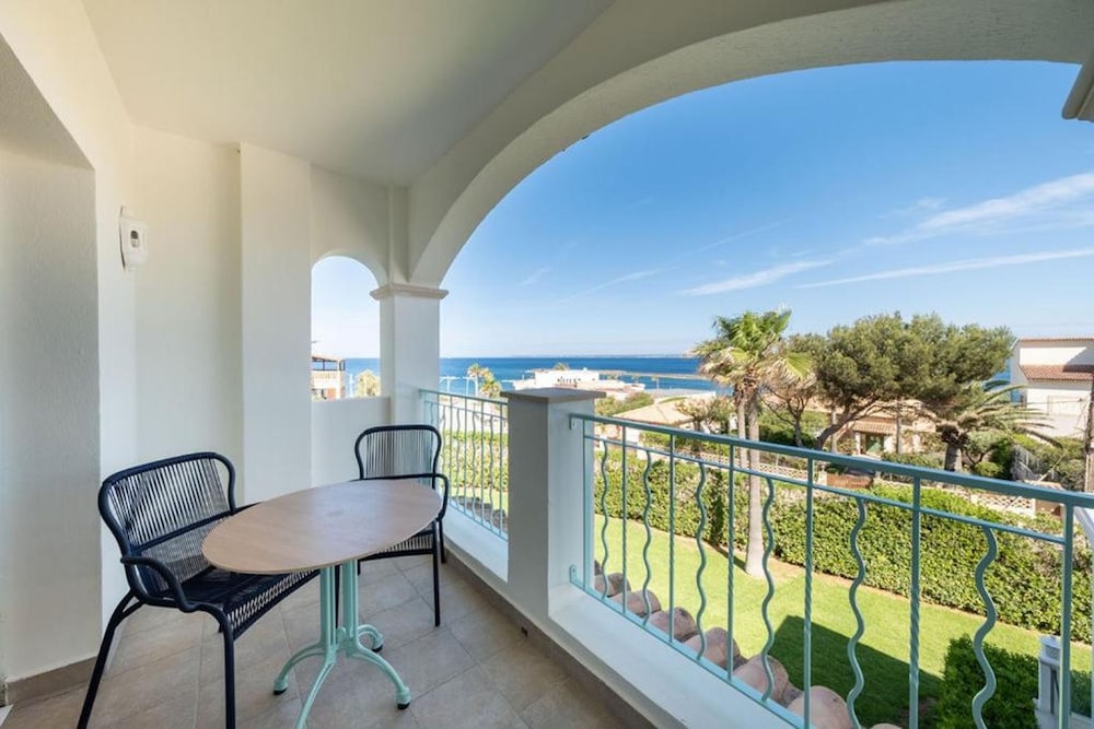 Superior Double Room, Balcony, Sea View thumbnail 6