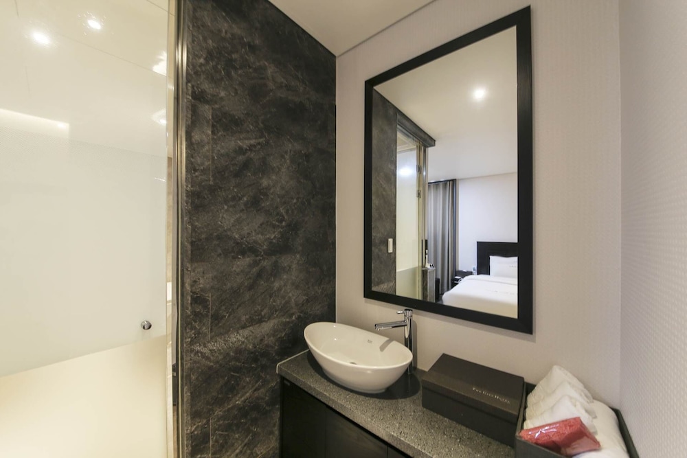 Twin Room - Photo 12
