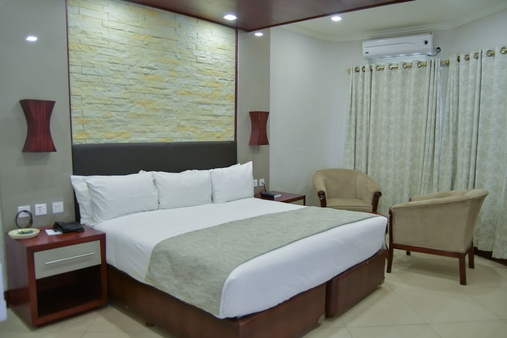Executive Suite - Photo 3