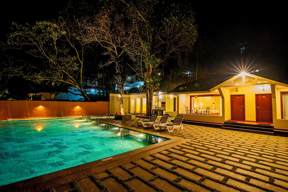 Lake View Family Cottage with Private Pool - Photo 4