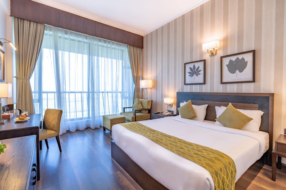 Club Room, 1 King Bed - Photo 4